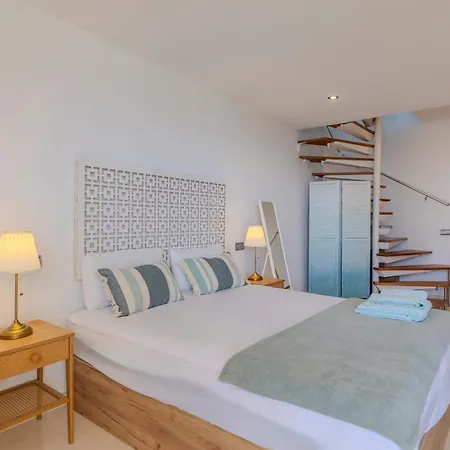 Beachfront Centric Duplex With Pool & Amazing Views Marbella